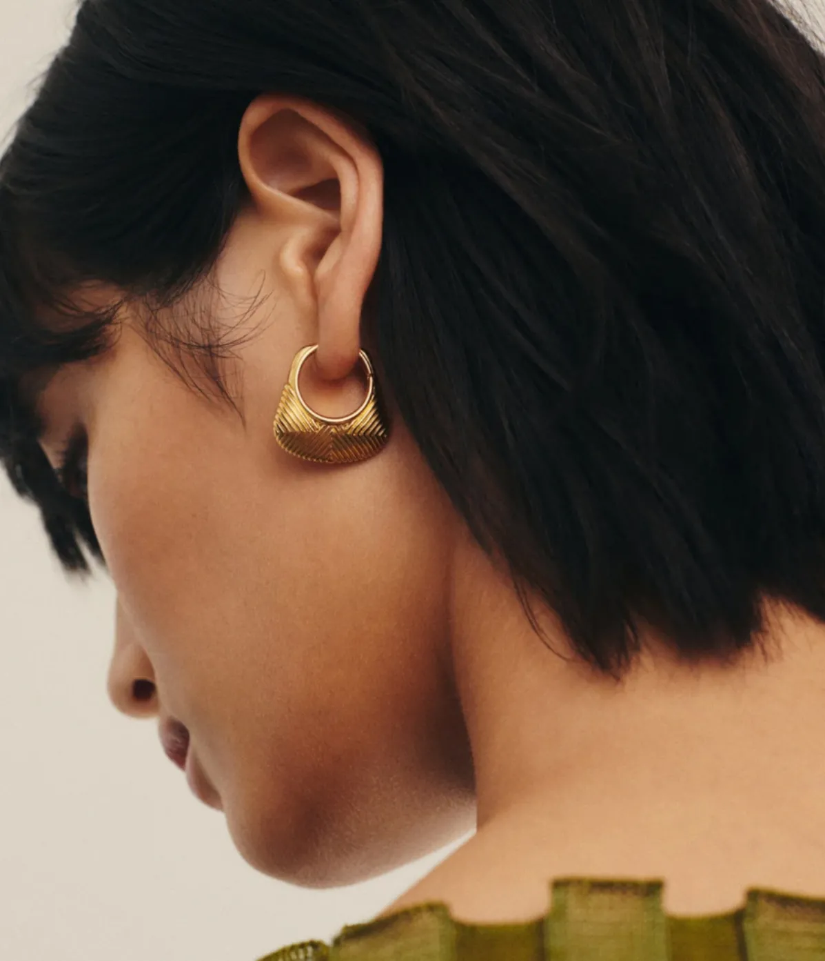 Hera Ridge Hoop Earrings In Gold